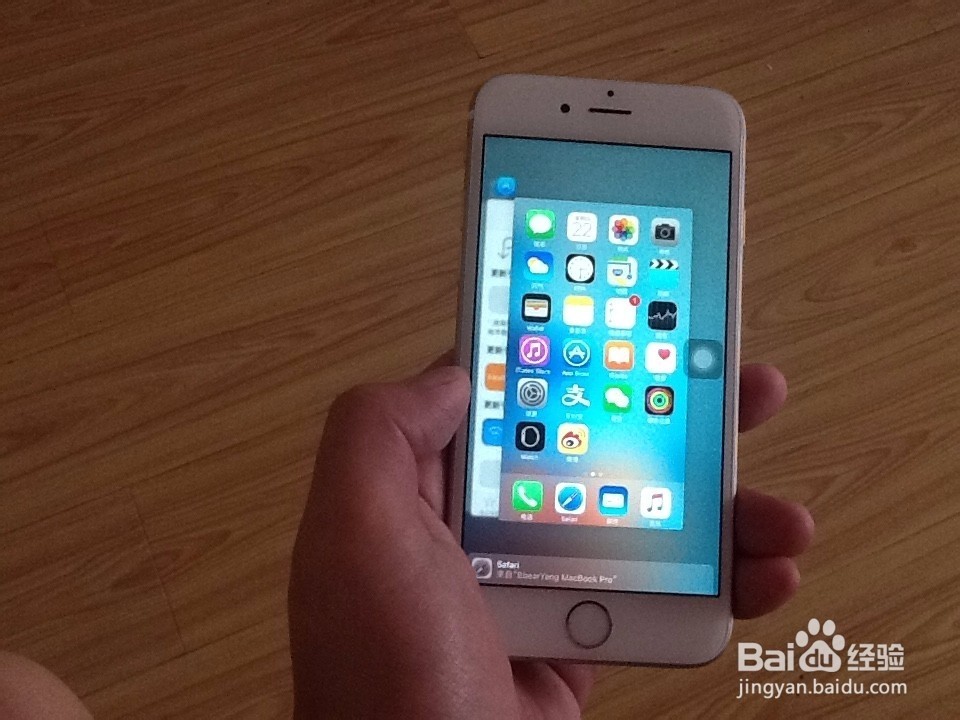 1.在 iPhone6s 上新增了一个非常棒的 3D Touch 功能,它可以识别手指按压屏幕的力度,从而有更多的操作功能选项。有关于 3D Touch 日常的一些使用方法,可以参考下方的教程: 2.3D Touch 除了在应用软件中的使用以外,还可以通过它来打开系统的多任务后台管理。如下图所示,单手操作时,用大拇指大面积接触屏幕,然后从屏幕左侧用力按下向右滑动。 3.